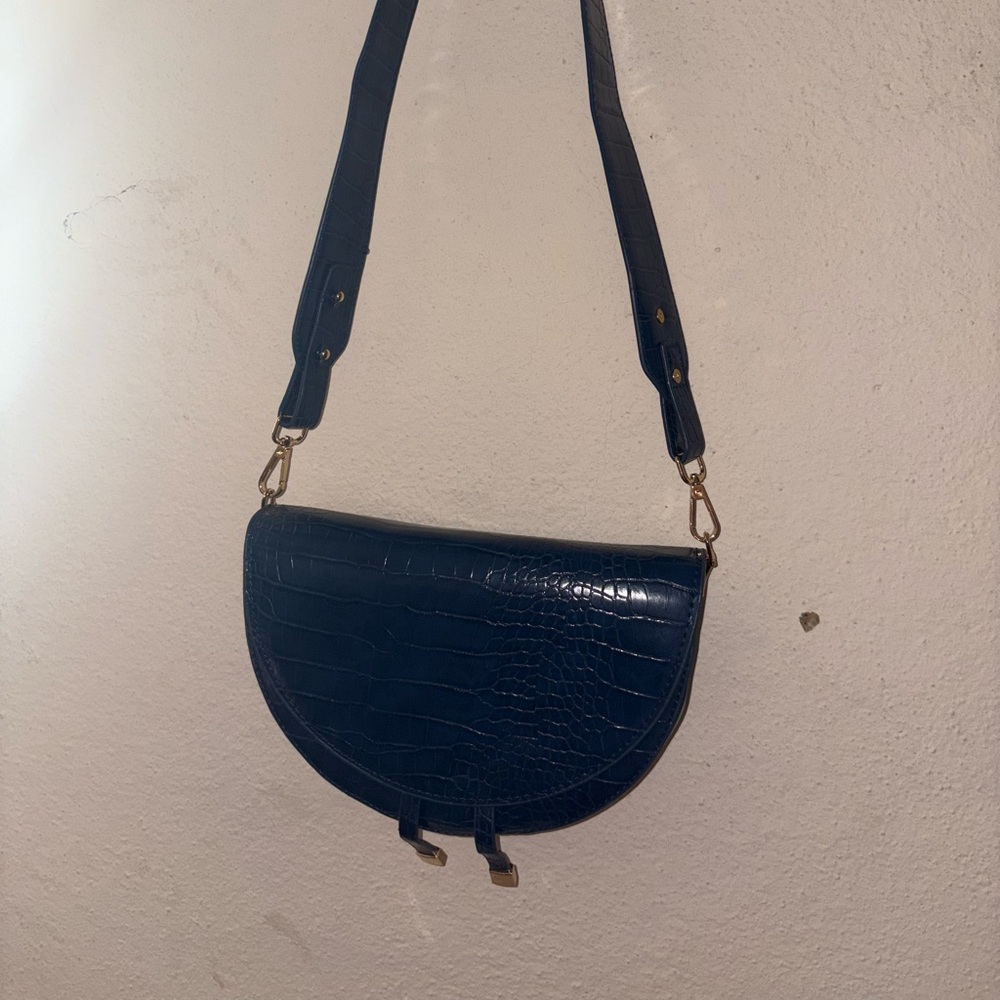 Elegant Blue Croc-Embossed Shoulder Bag